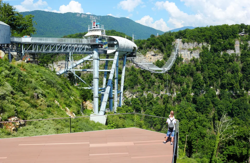 Подвесной мост Skybridge в Skypark над лесистым Ахштырским ущельем